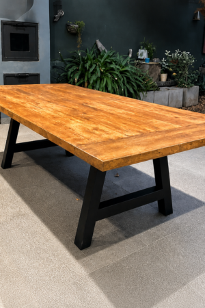 Comedor en Madera y Acero Elegancia